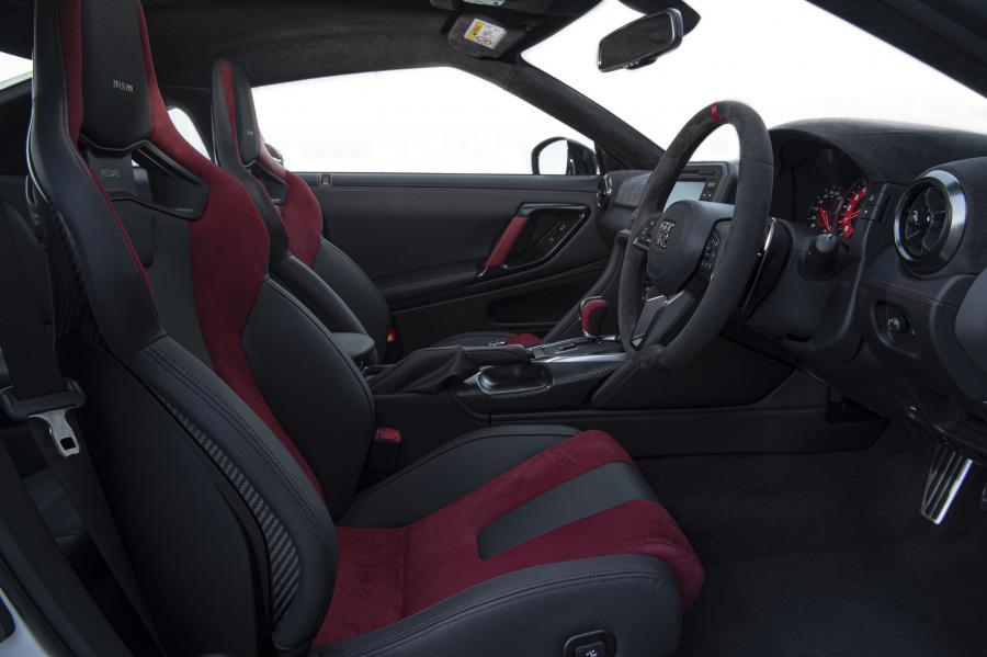Интерьер Nissan GT-R Nismo (R35) 2019 года  (UK) (фото 21 из 22)